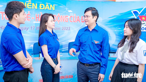 'Con người số' trong môi trường số - Ảnh 1. Bí thư thứ nhất Trung ương Đoàn Bùi Quang Huy (thứ hai, từ phải qua) trao đổi cùng các bạn trẻ tại diễn đàn - Ảnh: NAM TRẦN