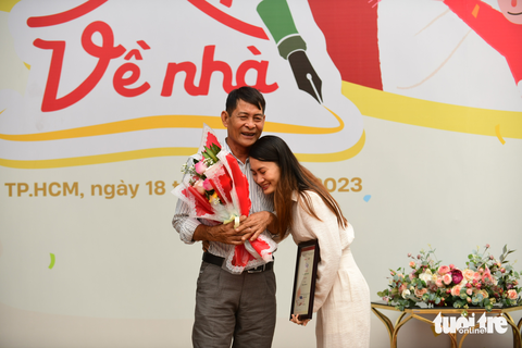 Rơi nước mắt khi được cùng cha, mẹ nhận giải Về nhà - Ảnh 1.