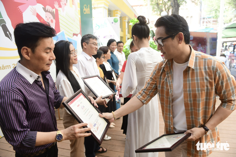 Rơi nước mắt khi được cùng cha, mẹ nhận giải Về nhà - Ảnh 6.