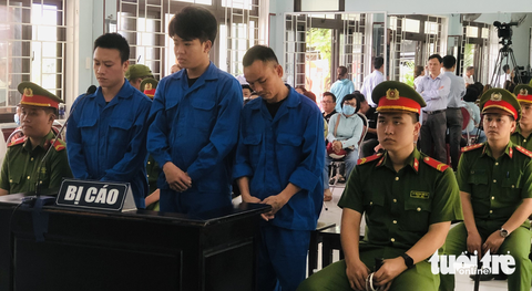 Lời xin lỗi muộn màng của ba thanh niên đánh hai nữ nhân viên gác đường tàu nhắc tiểu bậy - Ảnh 2. Lời xin lỗi muộn màng của ba thanh niên đánh hai nữ nhân viên gác đường tàu nhắc tiểu bậy - Ảnh 2.