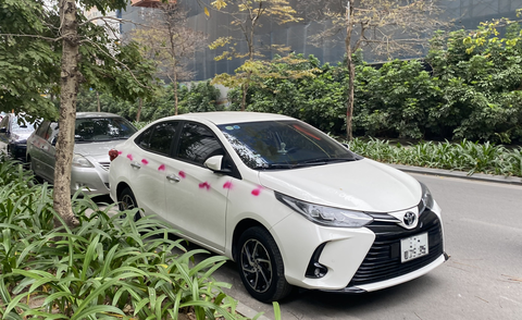 Hàng chục ô tô bị xịt sơn khi đỗ dưới lòng đường khu đô thị cao cấp ở Hà Nội - Ảnh 1. Hàng chục ô tô bị xịt sơn khi đỗ dưới lòng đường khu đô thị cao cấp ở Hà Nội - Ảnh 1.