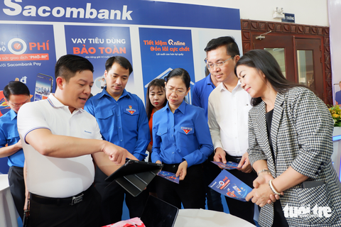 Tuổi trẻ tình nguyện hỗ trợ người dân làm dịch vụ công trực tuyến - Ảnh 1. Tuổi trẻ tình nguyện hỗ trợ người dân làm dịch vụ công trực tuyến - Ảnh 1.