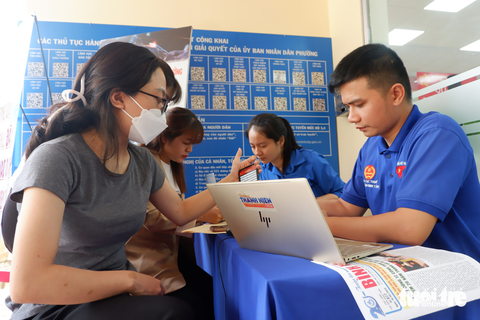 Tuổi trẻ tình nguyện hỗ trợ người dân làm dịch vụ công trực tuyến - Ảnh 3. Tuổi trẻ tình nguyện hỗ trợ người dân làm dịch vụ công trực tuyến - Ảnh 3.
