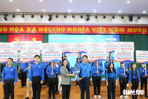 Tuổi trẻ tình nguyện hỗ trợ người dân làm dịch vụ công trực tuyến - Ảnh 4. Tuổi trẻ tình nguyện hỗ trợ người dân làm dịch vụ công trực tuyến - Ảnh 4.
