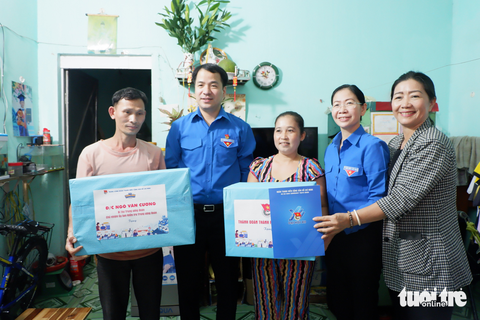Tuổi trẻ tình nguyện hỗ trợ người dân làm dịch vụ công trực tuyến - Ảnh 5. Tuổi trẻ tình nguyện hỗ trợ người dân làm dịch vụ công trực tuyến - Ảnh 5.