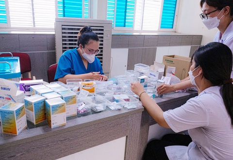 Trung tâm Mua sắm tập trung thuốc Quốc gia: Không thiếu thuốc do đơn vị đấu thầu - Ảnh 1. Dược sĩ chuẩn bị thuốc cho bệnh nhân - Ảnh minh họa: NAM TRẦN