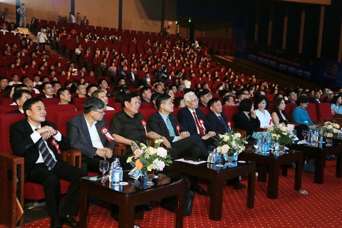 Sáng tạo, đổi mới, mở rộng và xây dựng các hệ sinh thái cho IMC - Ảnh 4. Ông Nguyễn Xuân Hoàng (bìa trái) cùng lãnh đạo Bộ Y tế, Hiệp hội thực phẩm chức năng Việt Nam tại lễ kỷ niệm 20 năm IMC tổ chức tại Hà Nội ngày 18-3 - Ảnh: T.C