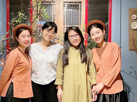 "Tôi 20": Cứ làm đi, đừng sợ - Ảnh 1. Ngọc Ánh (thứ hai từ phải sang) cùng các bạn trẻ tham gia “Chèo 48h - Tôi chèo quê hương”