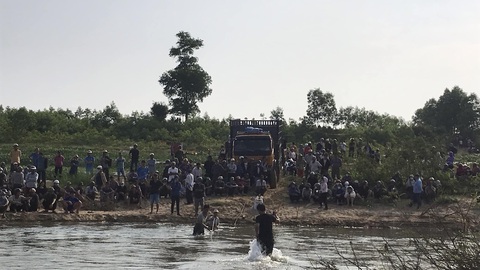 Người đàn ông đi ô tô mất tích hơn 3 tháng: Tìm thấy ô tô vùi dưới sông Trà Khúc - Ảnh 2. Người đàn ông đi ô tô mất tích hơn 3 tháng: Tìm thấy ô tô vùi dưới sông Trà Khúc - Ảnh 2.