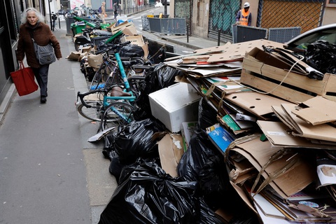 Ảnh: Đường phố Paris ngập rác, 10.000 tấn chờ thu gom - Ảnh 3. Ảnh: Đường phố Paris ngập rác, 10.000 tấn chờ thu gom - Ảnh 3.