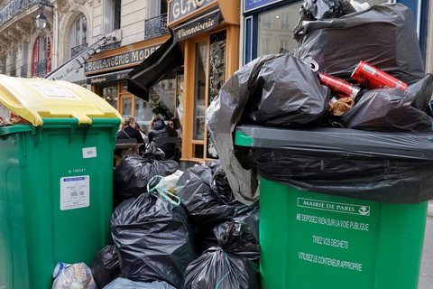 Ảnh: Đường phố Paris ngập rác, 10.000 tấn chờ thu gom - Ảnh 4. Ảnh: Đường phố Paris ngập rác, 10.000 tấn chờ thu gom - Ảnh 4.