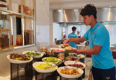 HLV Troussier và đội tuyển U23 Việt Nam đã đến Qatar - Ảnh 7. HLV Troussier và đội tuyển U23 Việt Nam đã đến Qatar - Ảnh 7.