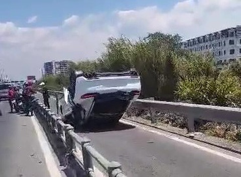 Xe Porsche lật ngửa khi tông nhiều xe máy trên đường dẫn cao tốc Long Thành - Dầu Giây - Ảnh 3. Xe Porsche lật ngửa khi tông nhiều xe máy trên đường dẫn cao tốc Long Thành - Dầu Giây - Ảnh 3.