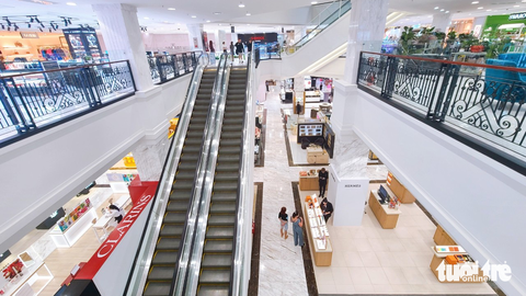 Khách có quay lưng với trung tâm thương mại? - Ảnh 1. Khung cảnh vắng vẻ tại Diamond Plaza (Q.1) lúc 21h ngày 23-2 - Ảnh: NHẬT XUÂN