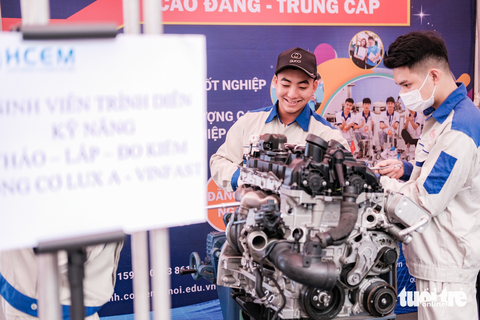 Tưng bừng ngày hội tư vấn tuyển sinh - Ảnh 2. Trường Cao đẳng cơ điện Hà Nội mang đến gian tư vấn mô hình lắp ráp động cơ Lux A - Vinfast - Ảnh: MAI THƯƠNG