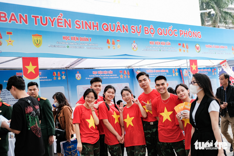 Tưng bừng ngày hội tư vấn tuyển sinh - Ảnh 4. Các trường quân đội đặt gian tư vấn liền kề nhau - Ảnh: MAI THƯƠNG