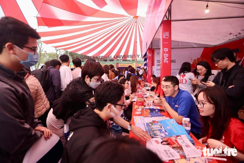 Tưng bừng ngày hội tư vấn tuyển sinh - Ảnh 6. Gian tư vấn Đại học Kinh tế Quốc dân - Ảnh: NGUYỄN KHÁNH