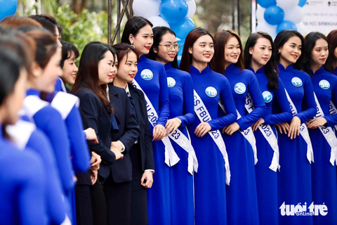 Tưng bừng ngày hội tư vấn tuyển sinh - Ảnh 7. Sinh viên Đại học Tài chính Ngân hàng - Ảnh: NGUYỄN KHÁNH