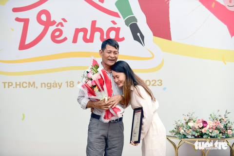 Cha mẹ và con cùng rơi nước mắt khi Về nhà - Ảnh 1. Cha mẹ và con cùng rơi nước mắt khi Về nhà - Ảnh 1.
