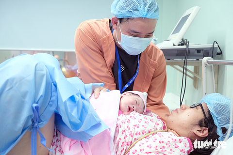 Tìm cơ hội khi dân số đạt 100 triệu người - Ảnh 1. Vào giữa tháng 4 tới, dân số cả nước sẽ đạt 100 triệu người, mở ra nhiều cơ hội phát triển kinh tế - xã hội cho Việt Nam. Trong ảnh: niềm vui của đôi vợ chồng trẻ khi đứa con thương yêu chào đời - Ảnh: THIÊN CHƯƠNG