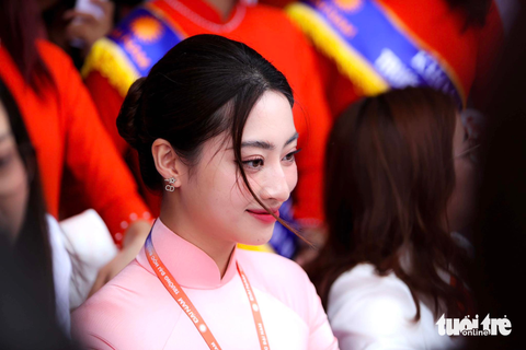 Hoa hậu Lương Thùy Linh thu hút ánh nhìn tại ngày hội tư vấn tuyển sinh - Ảnh 1. Hoa hậu Lương Thùy Linh thu hút ánh nhìn tại ngày hội tư vấn tuyển sinh - Ảnh 1.