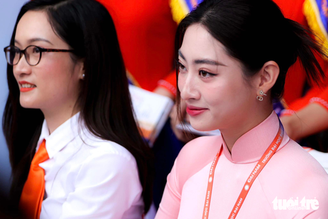 Hoa hậu Lương Thùy Linh thu hút ánh nhìn tại ngày hội tư vấn tuyển sinh - Ảnh 4. Hoa hậu Lương Thùy Linh thu hút ánh nhìn tại ngày hội tư vấn tuyển sinh - Ảnh 4.