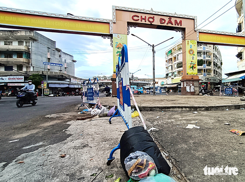 Chợ Đầm Nha Trang rệu rã - Ảnh 5. Rác thải cũng bủa vây cổng chào chợ Đầm