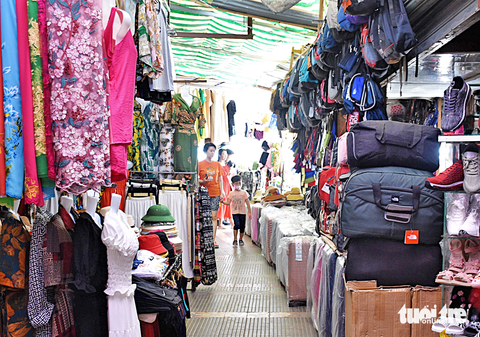Chợ Đầm Nha Trang rệu rã - Ảnh 7. Chợ Đầm xuống cấp trầm trọng, nhưng nhiều tiểu thương vẫn bám trụ buônbán xung quanh vành đai chợ