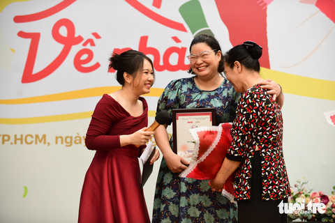Cha mẹ và con cùng rơi nước mắt khi 'Về nhà' - Ảnh 2. Má của tác giả Sayna (giải nhì tác phẩm "Nghỉ làm, về nhà nha má") nghẹn ngào khi nhớ lại cảm xúc đọc bài của con viết về mình