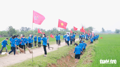 Bạn trẻ Nghệ An rộn ràng ra quân 'Ngày chủ nhật xanh' toàn quốc - Ảnh 3. Các bạn đoàn viên thanh niên Nghệ An ra quân ngày Chủ nhật xanh - Ảnh: DOÃN HÒA