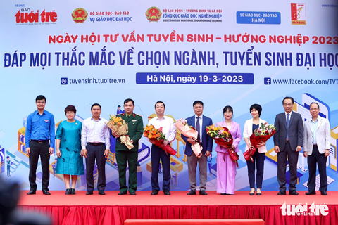 Thứ trưởng Bộ GD-ĐT: Ngày hội tư vấn tuyển sinh của Tuổi Trẻ đã đồng hành cùng các học sinh - Ảnh 5. Ban tổ chức tặng hoa tri ân các đơn vị đồng hành cùng chương trình tư vấn tuyển sinh - hướng nghiệp - Ảnh: NGUYỄN KHÁNH