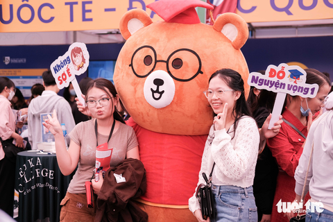 - Ảnh 3. Các bạn học sinh thích thú check-in tại những photobooth của những trường đại học - Ảnh: HỒNG NHUNG
