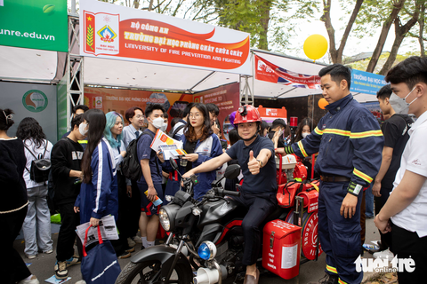 Học sinh trải nghiệm sử dụng xe chuyên dụng tại gian tư vấn Trường Đại học Phòng cháy chữa cháy - Ảnh: ĐOÀN CÔNG VŨ Học sinh "chạy" thử xe chuyên dụng tại gian tư vấn Trường Đại học Phòng cháy chữa cháy - Ảnh: ĐOÀN CÔNG VŨ