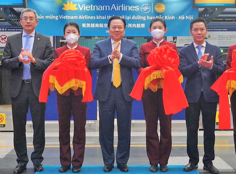 Vietnam Airlines khai thác trở lại đường bay Hà Nội - Bắc Kinh sau ba năm gián đoạn - Ảnh 1. Vietnam Airlines khai thác trở lại đường bay Hà Nội - Bắc Kinh sau ba năm gián đoạn - Ảnh 1.