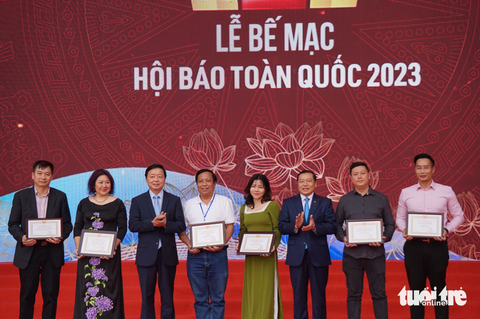 Bế mạc Hội báo toàn quốc 2023: Báo Tuổi Trẻ giành giải B Bìa báo Tết ấn tượng - Ảnh 2. Bế mạc Hội báo toàn quốc 2023: Báo Tuổi Trẻ giành giải B Bìa báo Tết ấn tượng - Ảnh 2.