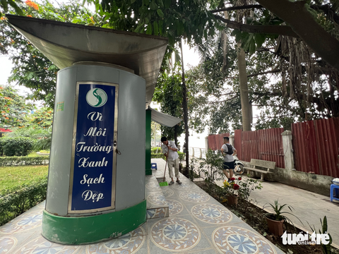 Nhiều nhà vệ sinh công cộng hôi thối, người Hà Nội thấy sợ - Ảnh 6. Nhiều nhà vệ sinh công cộng hôi thối, người Hà Nội thấy sợ - Ảnh 6.
