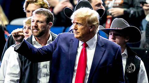 Không dễ bắt ông Trump! - Ảnh 1. Ông Trump giơ nắm đấm khi tới dự khán, vào ngày 18-3, một trận đấu thuộc giải vô địch đấu vật NCAA ở Tulsa, bang Oklahoma - Ảnh: Reuters