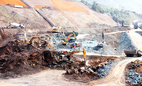Doanh nghiệp nhà nước cần đẩy nhanh giải ngân vốn - Ảnh 1. Thi công Nhà máy thủy điện Hòa Bình mở rộng, một trong số ít những dự án lớn được khởi công giai đoạn vừa qua của ngành điện - Ảnh: X.TIẾN