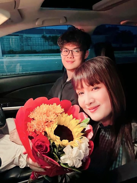 Ảnh vui sao Việt 19-3: Hoài Linh bận rộn chạy show - Ảnh 7. Ảnh vui sao Việt 19-3: Hoài Linh bận rộn chạy show - Ảnh 7.