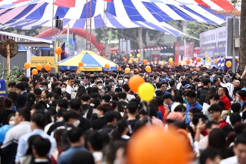 Ảnh: NGUYỄN KHÁNH Học sinh về dự Ngày hội tư vấn tuyển sinh - hướng nghiệp tại Đại học Bách khoa Hà Nội - Ảnh: NGUYỄN KHÁNH