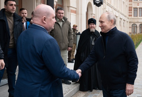 Ông Putin đến Mariupol, tự lái ô tô ở thành phố Ukraine mà Nga đang kiểm soát - Ảnh 1. Ông Putin đến Mariupol, tự lái ô tô ở thành phố Ukraine mà Nga đang kiểm soát - Ảnh 1.