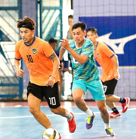 Giải futsal HDBank Vô địch quốc gia 2023: Bước chuyển mình của futsal Việt Nam - Ảnh 1. Đương kim vô địch Sahako (trái) trong trận giao hữu với CLB Thái Sơn Nam để chuẩn bị cho giải - Ảnh: Sahako FC