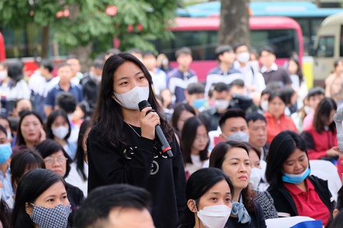 Học sinh đặt câu hỏi tại khu vực tư vấn chung - Ảnh: NGUYÊN BẢO Học sinh đặt câu hỏi tại buổi tư vấn tuyển sinh - Ảnh minh họa: NGUYÊN BẢO