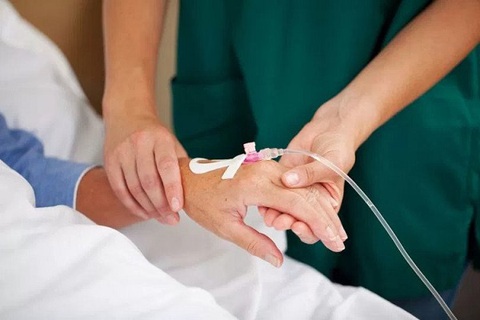 Tại sao truyền dịch cũng có thể tử vong? - Ảnh 1. Tại sao truyền dịch cũng có thể tử vong? - Ảnh 1.