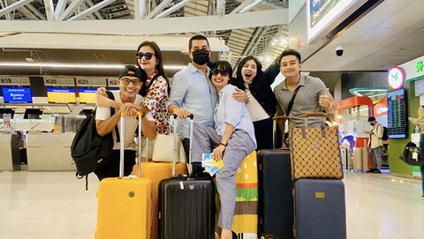 Vợ chồng Vân Trang, Lê Bê La, Ái Châu ‘lầy lội’ khi du lịch Thái Lan - Ảnh 1. Vợ chồng Vân Trang, Lê Bê La, Ái Châu ‘lầy lội’ khi du lịch Thái Lan - Ảnh 1.