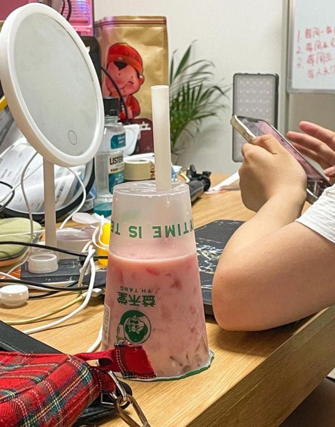 Ảnh vui 2-3: Anh trai lấy cho em cái bánh hamburger! - Ảnh 2. Ảnh vui 2-3: Anh trai lấy cho em cái bánh hamburger! - Ảnh 2.