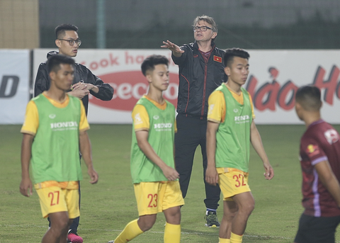 HLV Philippe Troussier rèn U22 Việt Nam tập tới tối muộn - Ảnh 4. HLV Philippe Troussier rèn U22 Việt Nam tập tới tối muộn - Ảnh 4.