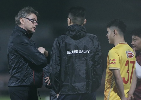 HLV Philippe Troussier rèn U22 Việt Nam tập tới tối muộn - Ảnh 7. HLV Philippe Troussier rèn U22 Việt Nam tập tới tối muộn - Ảnh 7.