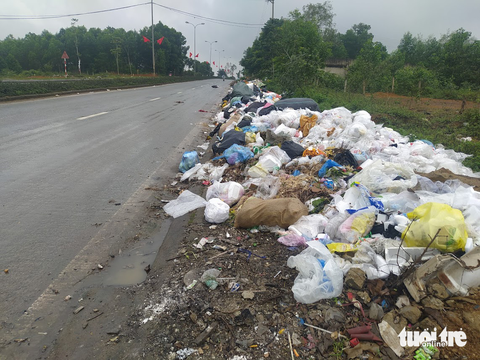 Vì sao nhà máy xử lý rác tiền tỉ ở Hà Tĩnh vẫn chưa đi vào hoạt động? - Ảnh 3. Thời gian qua, do huyện Hương Khê chưa có nhà máy xử lý rác thải nên rác sinh hoạt được người dân tập kết bên các tuyến đường với khối lượng lớn - Ảnh: LÊ MINH