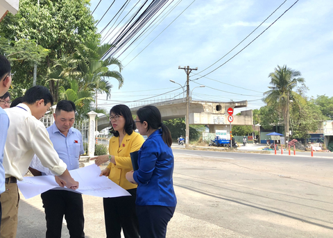 Nhiều cây cầu dang dở ở TP Thủ Đức đều vướng mặt bằng - Ảnh 1. Nhiều cây cầu dang dở ở TP Thủ Đức đều vướng mặt bằng - Ảnh 1.